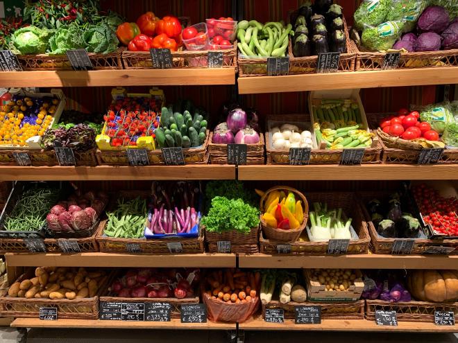 Ein Supermarkt-Regal mit GemĂŒse