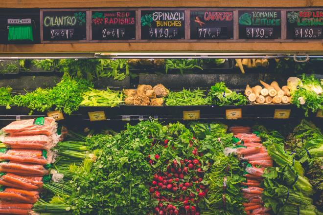 Ein Supermarkt-Regal mit Gemüse