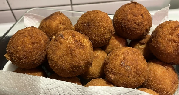 Ein kleiner Berg Arancini - aus meiner Sicht frittiertes Glück.