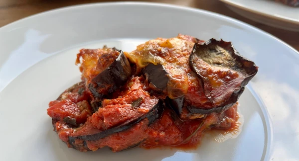 Ein StĂĽck Parmigiana, hier die Schichten im Detail.