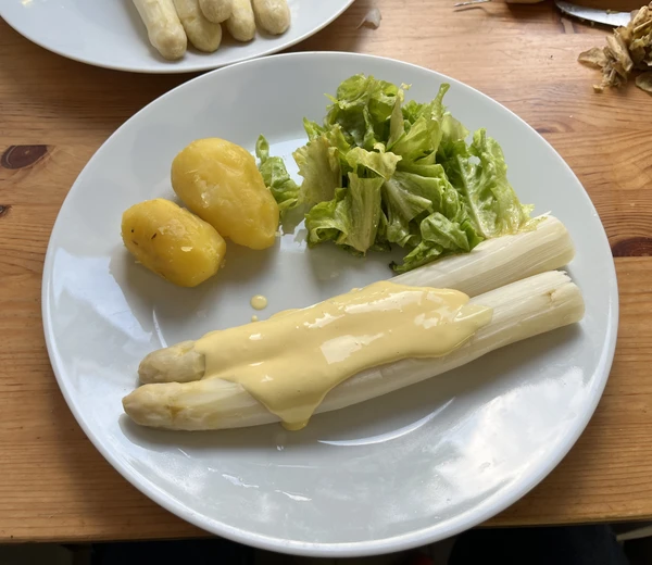 Gekochter weiĂer Spargel mit Bechamel-Sauce, Pellkartoffeln und Salat