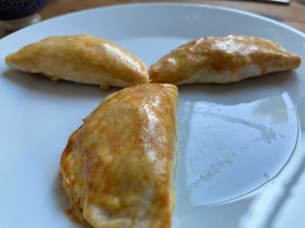 Vegetarische Empanadas, gefßllt mit Bohnen, Mais, Paprika, Karotten und Käse.