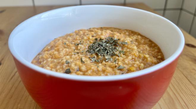 Bulgursuppe mit roten Linsen und Minze