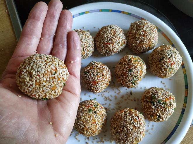 Curry-Linsen-Bällchen direkt vor dem Braten