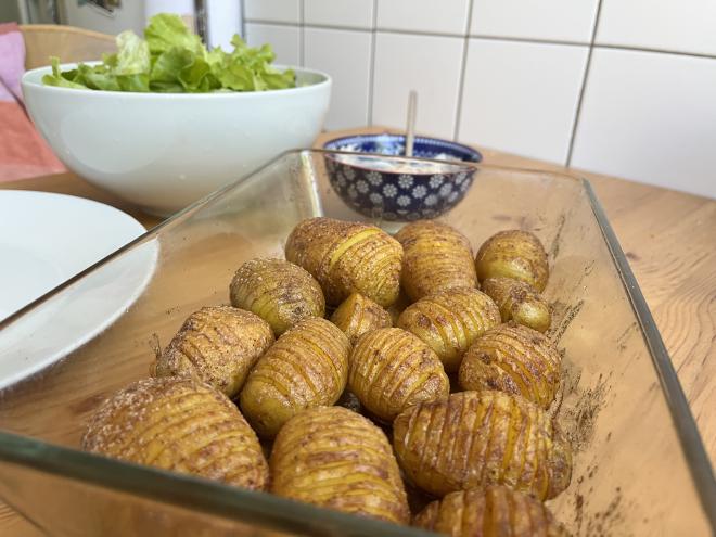 Fächerkartoffeln mit Tomaten-Aioli und Salat