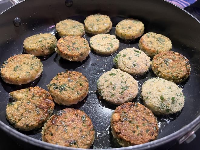 Falafel werden in der Pfanne gebraten