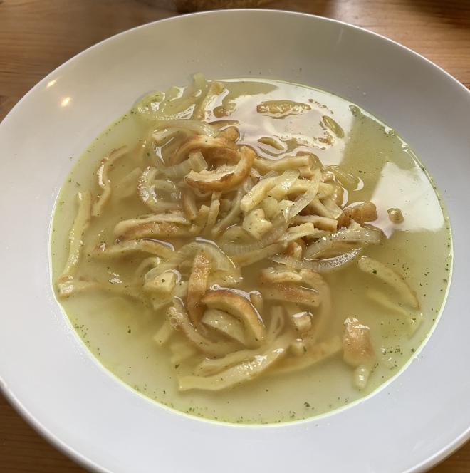 Flädlesuppe - hier als einfache Variante mit etwas Zwiebeln