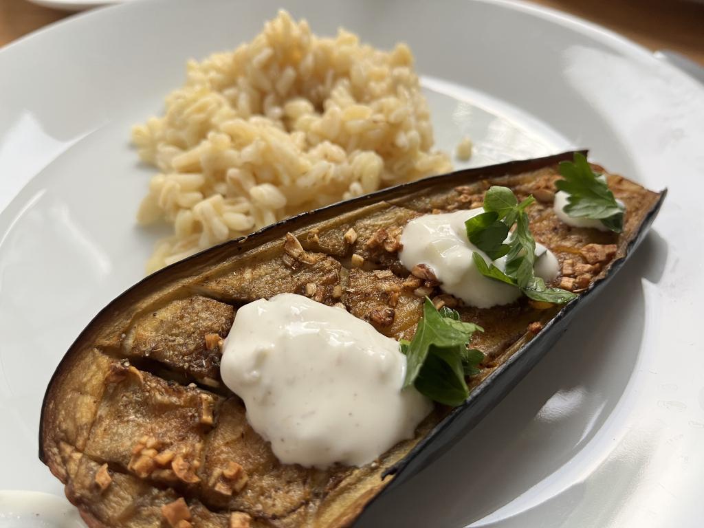 Gebackene Aubergine mit Ebly · Klimafreundlicher Kochen 🥕