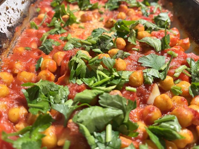 Gebackener Feta mit Tomaten und Kichererbsen