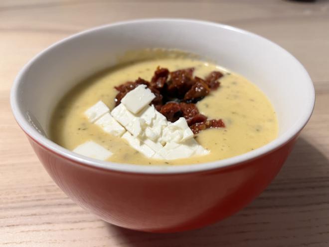 Eine Schale mit Kartoffelsuppe aus der Provence, garniert mit etwas Feta und getrockneten Tomaten