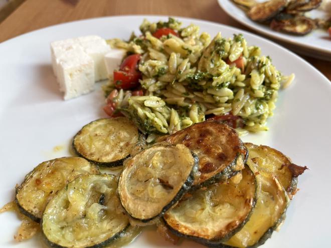 Knusprige Zucchini und Orzo-Salat mit Chimichurri