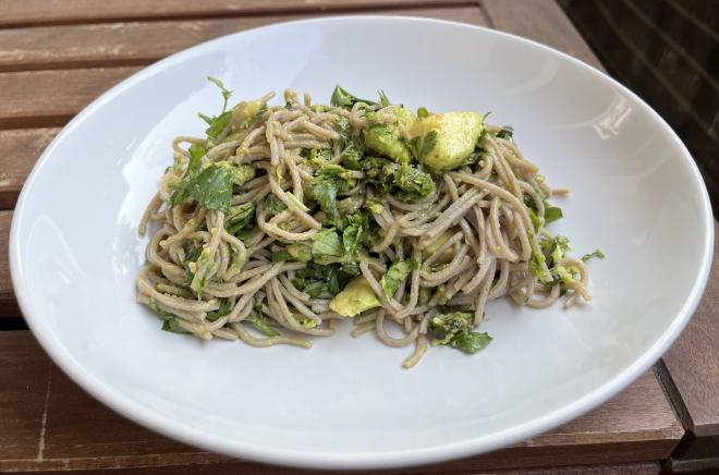 Soba-Nudeln mit Avocado, Limette, Kardamom und Pistazien nach Yotam Ottolenghi