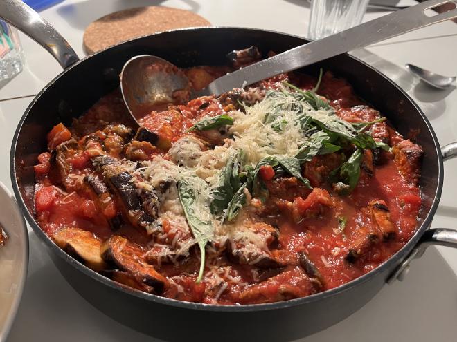 Pasta alla Norma, in einer Pfanne mit Parmesan und Basilikum