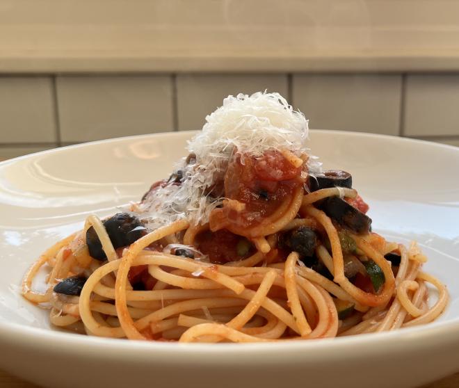 Pasta mit Harissa-Tomaten-Sauce, Kapern und Oliven