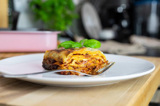 Teller mit Lasagne