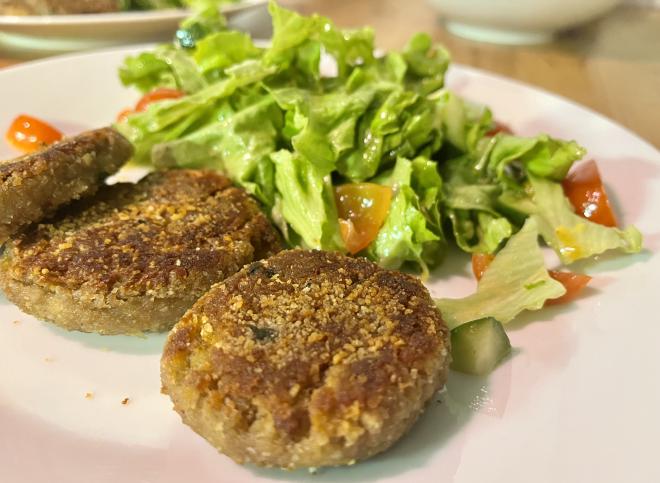 Rote-Linsen-Bällchen mit Walnüssen und Beilagen-Salat