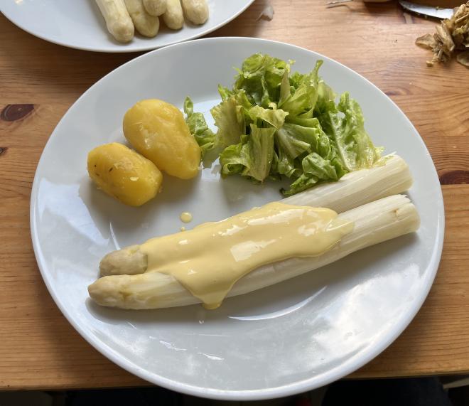 Gekochter weißer Spargel mit Bechamel-Sauce, Pellkartoffeln und Salat.