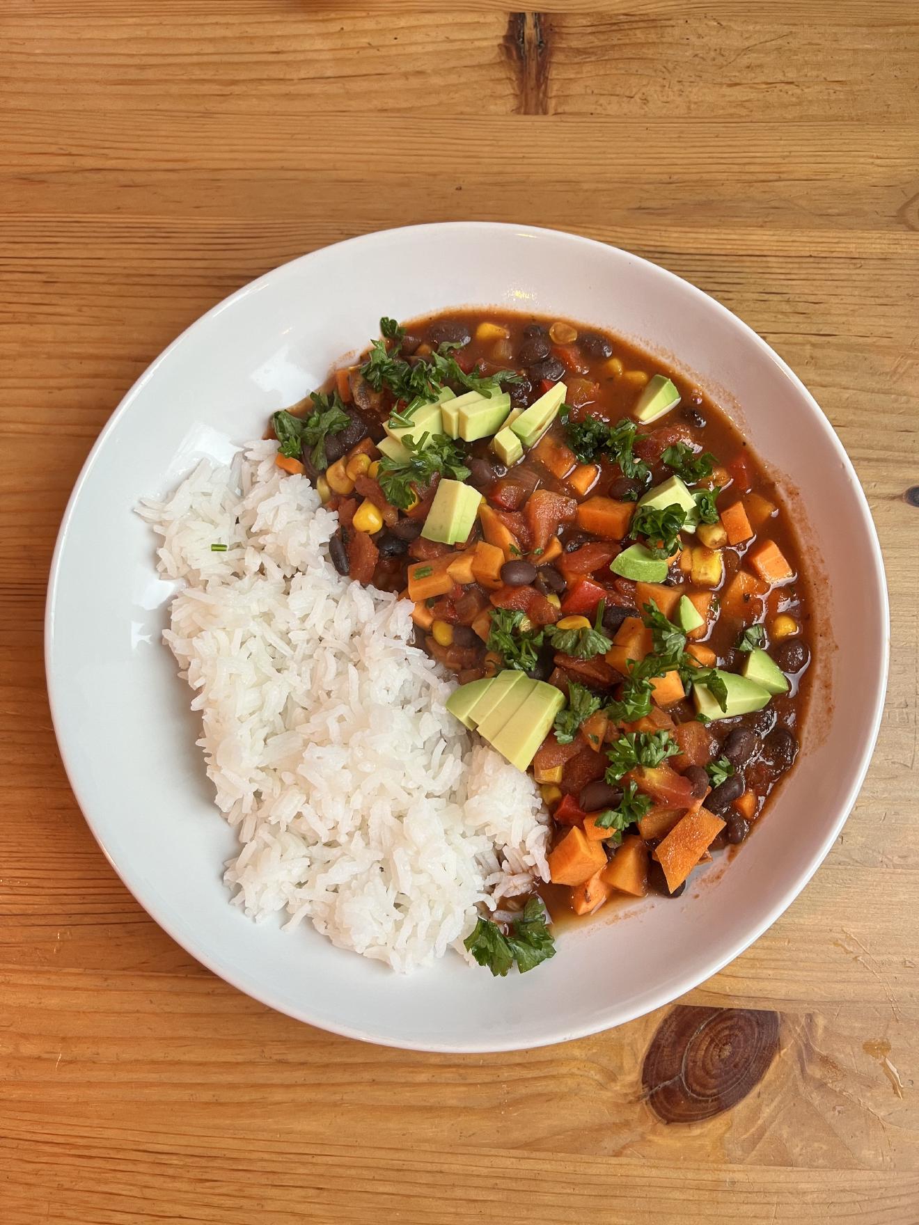 Süßkartoffel-Chili mit schwarzen Bohnen · Klimafreundlicher Kochen 🥕