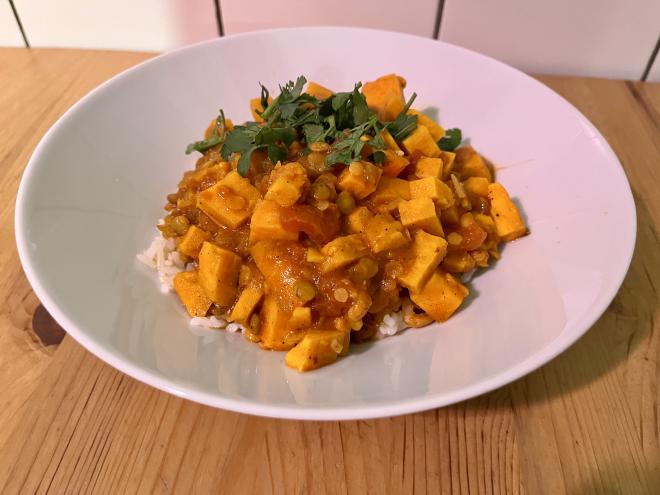 Süßkartoffel-Curry mit Linsen, Tomaten und Kokosmilch