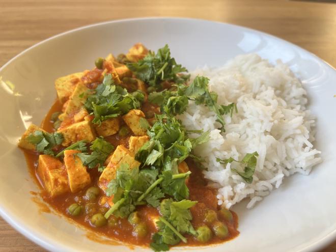 Tofu Matar: Curry mit Tomaten, Tofu und Erbsen