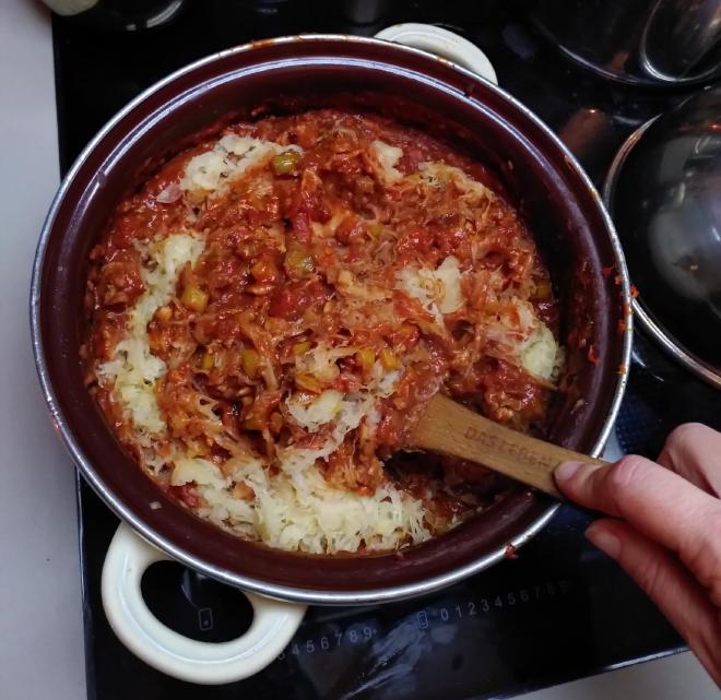 Eine Pfanne mit vegetarischem Szegediner Gulasch