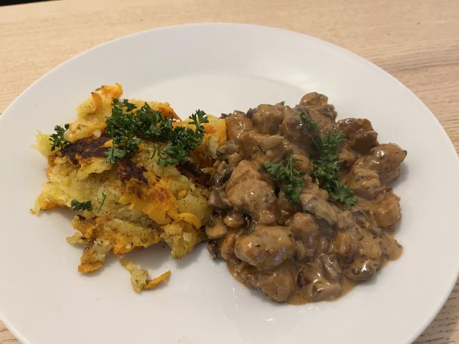 Vegetarisches Zürcher Geschnetzeltes mit Rösti - und etwas Petersilie