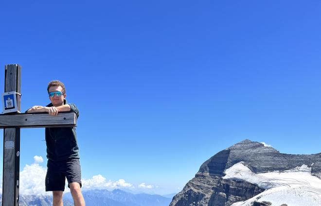 Max beim Wandern in den Walliser Alpen